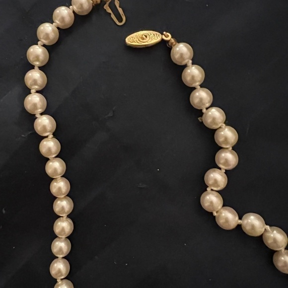 Pearls (faux), 24”, individually knotted - Picture 3 of 11